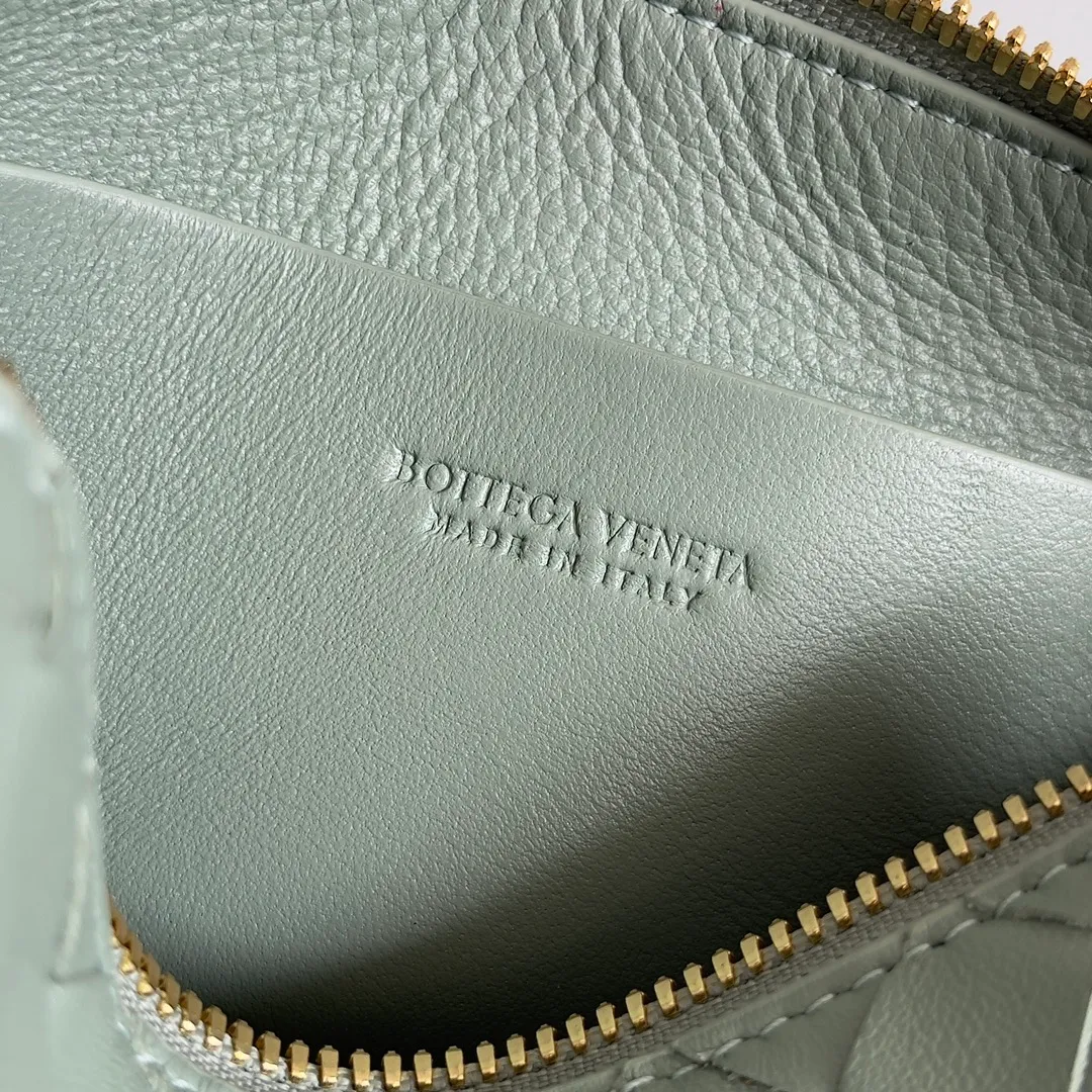 Batch 1260 BV new mini bag ceiling Bottegaveneta new Concert Pouch bag is small and has a large capacity. It can hold a Pro max mobile phone. The shoulder strap is adjustable for cross-body carry. It is very cost-effective when carried on one shoulder. The latest small bag in autumn has a lot of capacity. It can hold 4 short clips. I also tried it and it can hold one of my fists. It is cute, the capacity is touching and the length of the shoulder strap is adjustable for daily commuting. Full score 10 #bv woven bag Style number: 794258 Size: 18.5*11.5*8.5cm